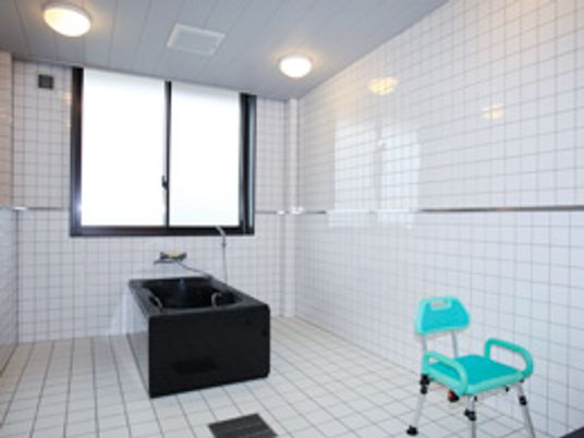 白いタイルの浴室