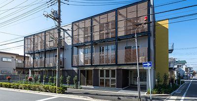 日差しが心地よい外観