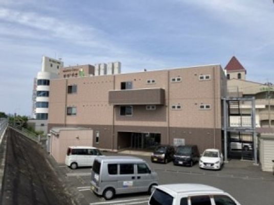 施設の外観と駐車場  