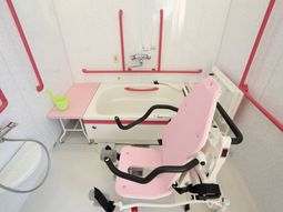 バリアフリー設計の浴室