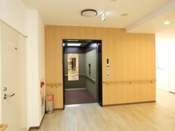 清潔な廊下とエレベーター