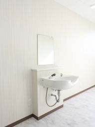 清潔な洗面台と鏡