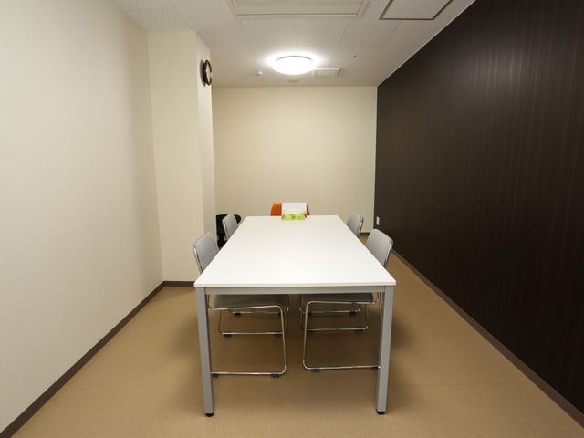 シンプルな会議室 談話室 清潔感のあふれるシンプルな会議室です。こちらでスタッフ同士の情報共有や研修が行われます。