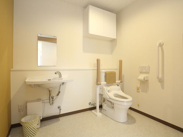 バリアフリートイレ トイレ 手すり付きで安全性に配慮されたトイレです。すべてが平易に使え、快適にお過ごしいただけます。