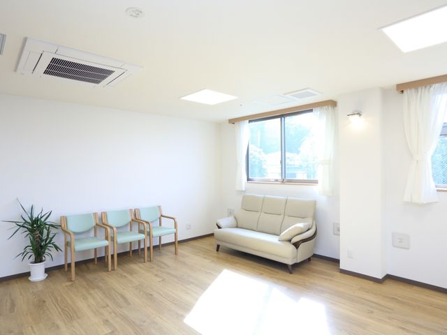 清潔な休憩室の風景 共有スペース モダンなデザインの休憩室では、木目調の床が温かな雰囲気を醸し出しています。ゆとりの座席配置で、ひとときの安らぎを提供しております。