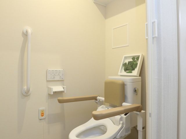 バリアフリートイレ設備 トイレ サポートを考慮したトイレです。手すりや座面の高さ調節など、利用者の安全と快適性を確保しています。