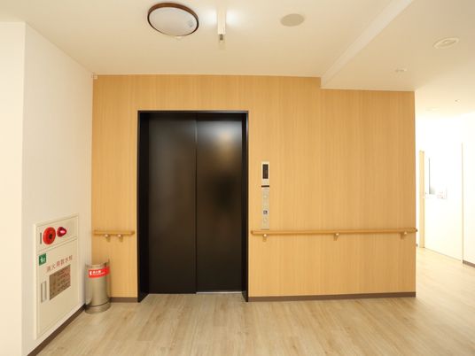清潔な廊下のエレベーター