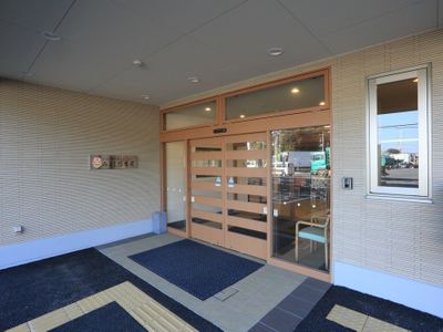 明るいエントランスの様子