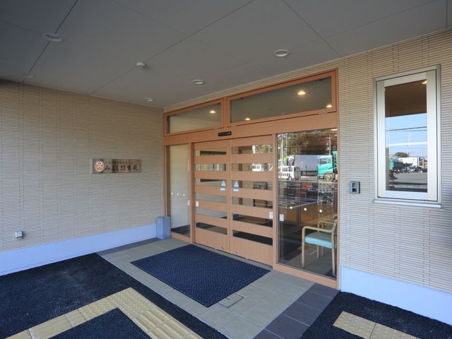 明るいエントランスの様子 玄関 広々とした入口はバリアフリー設計で、出勤時も安心して通れる造りになっています。