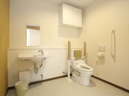 手すり付きのトイレ空間