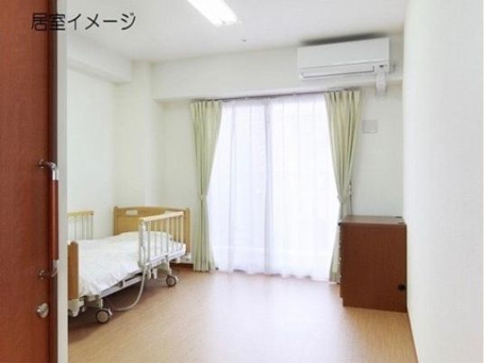 明るい個室の居室