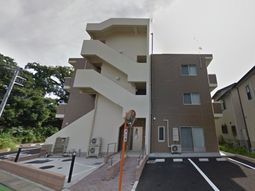 茶色の建物の外観