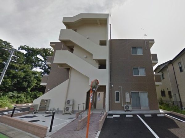 茶色の建物の外観