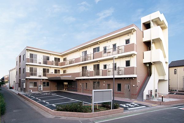 落ち着いた外観の建物