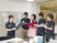スタッフが情報共有する様子
