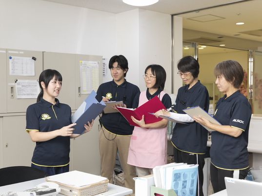 スタッフが情報共有する様子