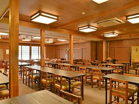 木目調の食堂  