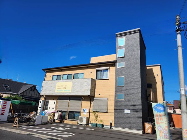 通りに面した外観 外観 温かみのあるデザインの建物が印象的です。清潔感があるので、働きやすい環境を期待できます。