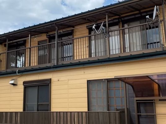 外観の二階建て建物  