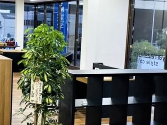 植物がある受付周辺  