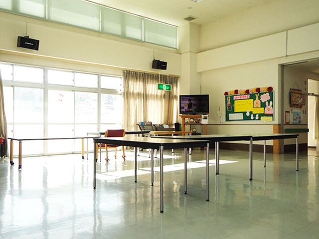 広々とした多目的室 多目的室 自然光が差し込む広々としたスペースです。ミーティングやイベントに最適な環境を提供します。