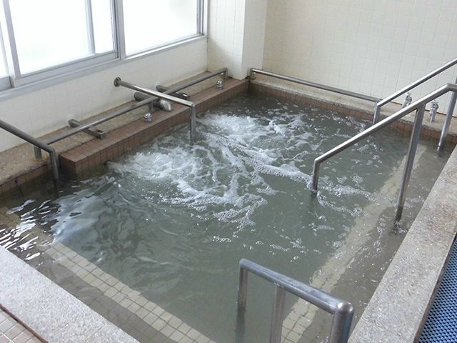 くつろぎの浴室 浴室 自然光が差し込むこの場所では、リラックスしてゆったりと入浴できます。
