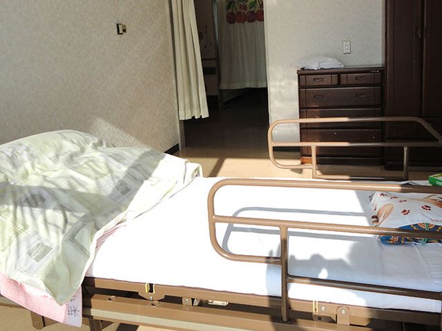日当たりの良い居室 居室 自然光がたっぷり入る明るい居室です。シンプルで落ち着いた空間が特徴です。
