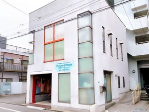 白と赤の外観の建物