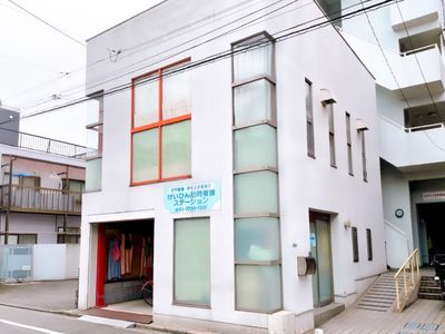 白と赤の外観の建物