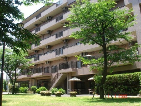 緑に囲まれた建物外観  