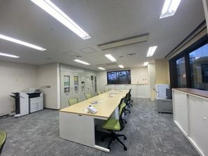 明るい会議室の様子  