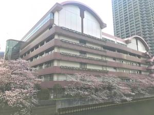 川沿いの建物外観  