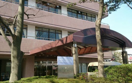 門を通るエントランス