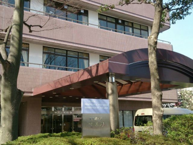 門を通るエントランス エントランス 木々に囲まれた広々としたエントランスで、開放的な雰囲気があります。