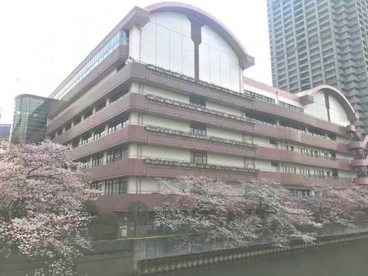 川沿いの建物外観  
