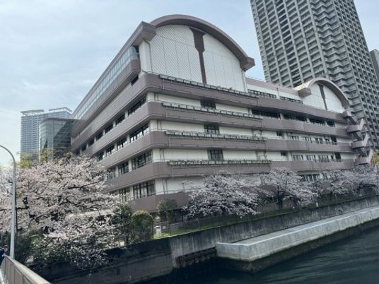 川沿いの建物外観  