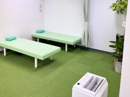 機能訓練室のベッド  