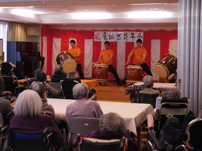太鼓の演奏を楽しむ人々