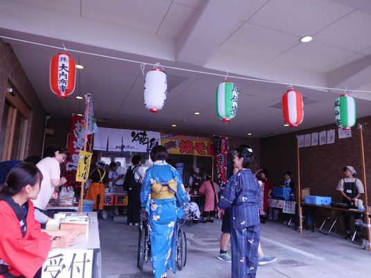 夏祭りの様子 エントランス