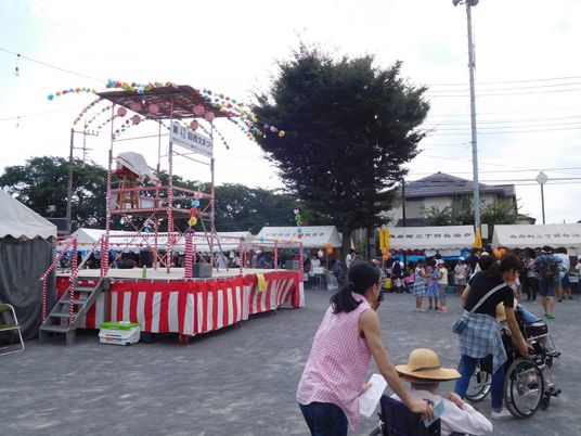 お祭りの様子を捉えた屋外