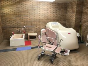 バリアフリー設計の浴室