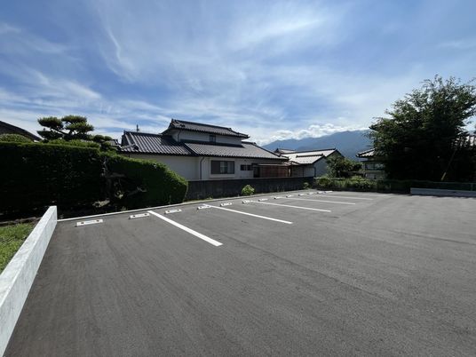 広い駐車場の外観  