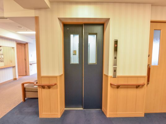 エレベーター前の廊下