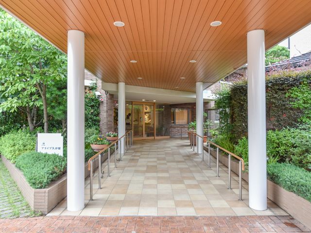 快適なエントランス風景 エントランス 手入れの行き届いた緑と明るい通路を備え、安らぎと活気が感じられるエントランスです。