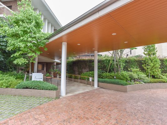 緑に囲まれた建物エントランス