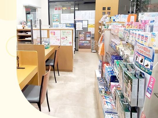 明るい受付横の待合  