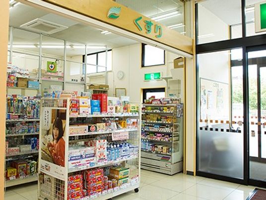 明るい売店の入口  