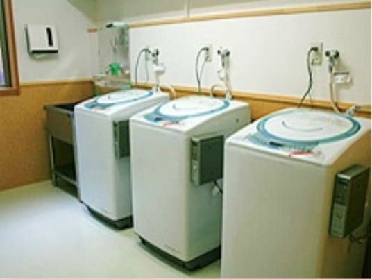 洗濯機が並ぶ設備