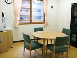 明るい居室の様子