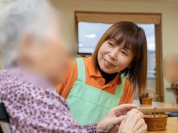 笑顔で対話する介護スタッフ